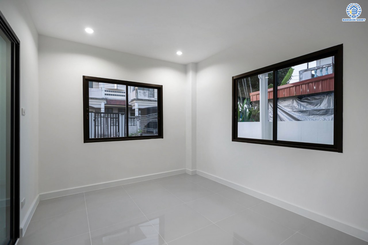 บ้านมือสองตกแต่งใหม่ ตกแต่งสไตล์ Nordic โครงการ กฤษดานคร18 บรมราชชนนี-พุทธมณฑลสาย3  เนื้อที่ 60 ตร.ว. บนพื้นที่ใช้สอยมากถึง 322 ตร.ม. อีกระดับของฟังก์ชัน 3 ห้องนอน 3 ห้องน้ำ 1 ห้องอเนกประสงค์ จอดรถได้ 3 คัน บรรยากาศสุด Private บนทำเลศักยภาพเชื่อมต่อหลายเส้นทาง ใกล้เซ็นทรัลปิ่นเกล้า ม.มหิดล และทางด่วน "ศรีรัช"